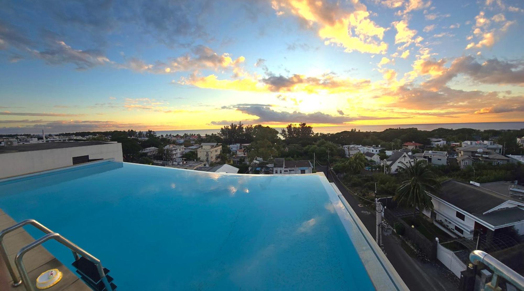 Luxury Penthouse With Infinity Pool & Stunning Sea View Flic en Flac Exterior foto