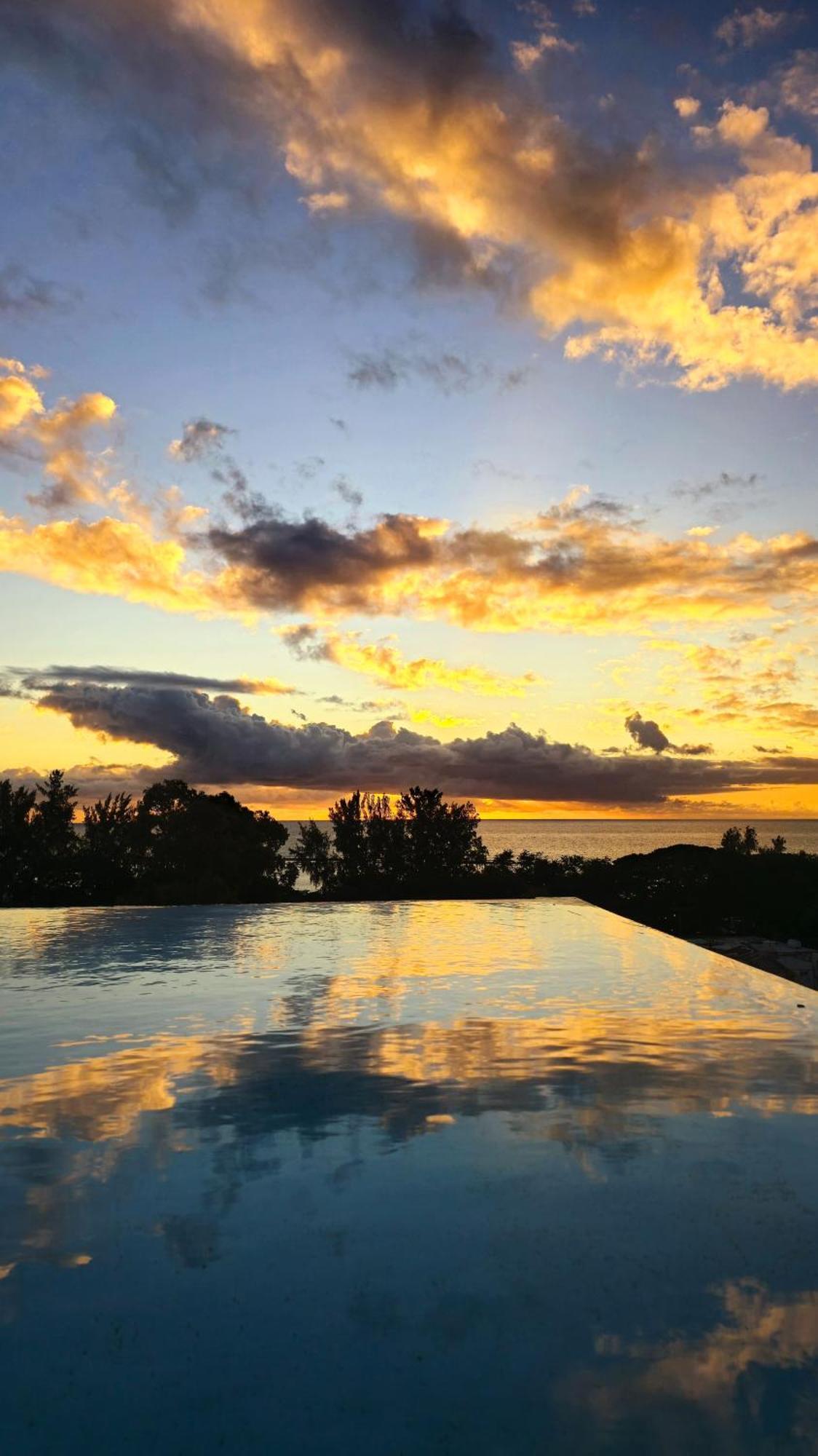 Luxury Penthouse With Infinity Pool & Stunning Sea View Flic en Flac Exterior foto